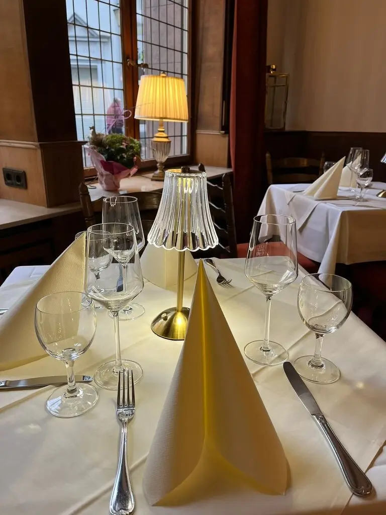 Weingläser mit Rhein- und Moselweinen in der Weinstube Kornpforte Koblenz