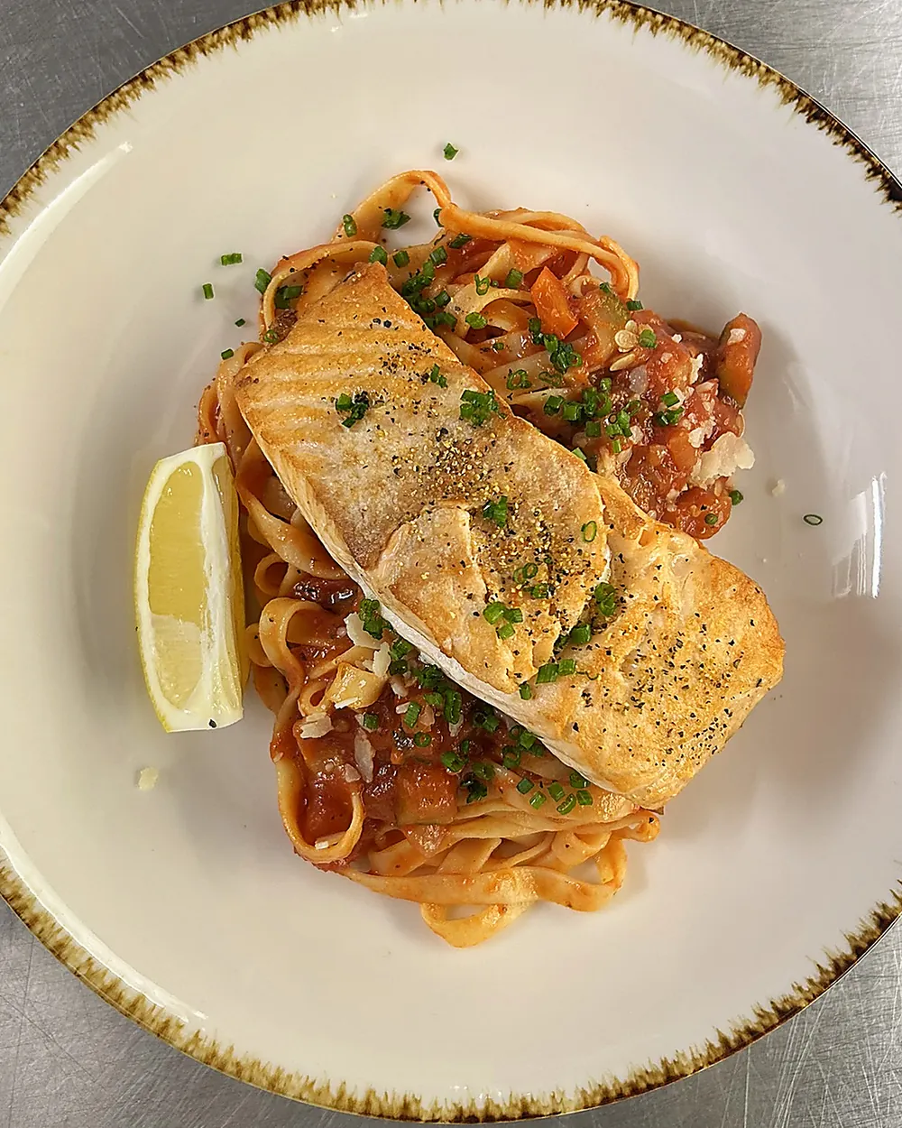 Lachsfilet auf Tagliatelle aus der Küche der Weinstube Kornpforte