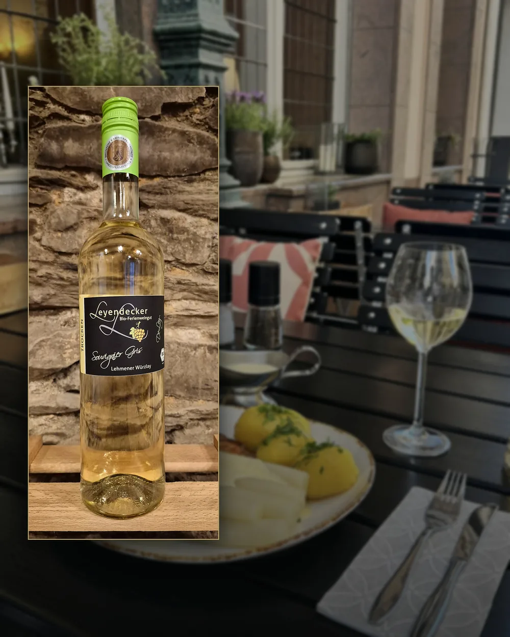 Weinflasche vom Bio-Weingut Leyendecker vor der Abendterrasse der Weinstube Kornpforte