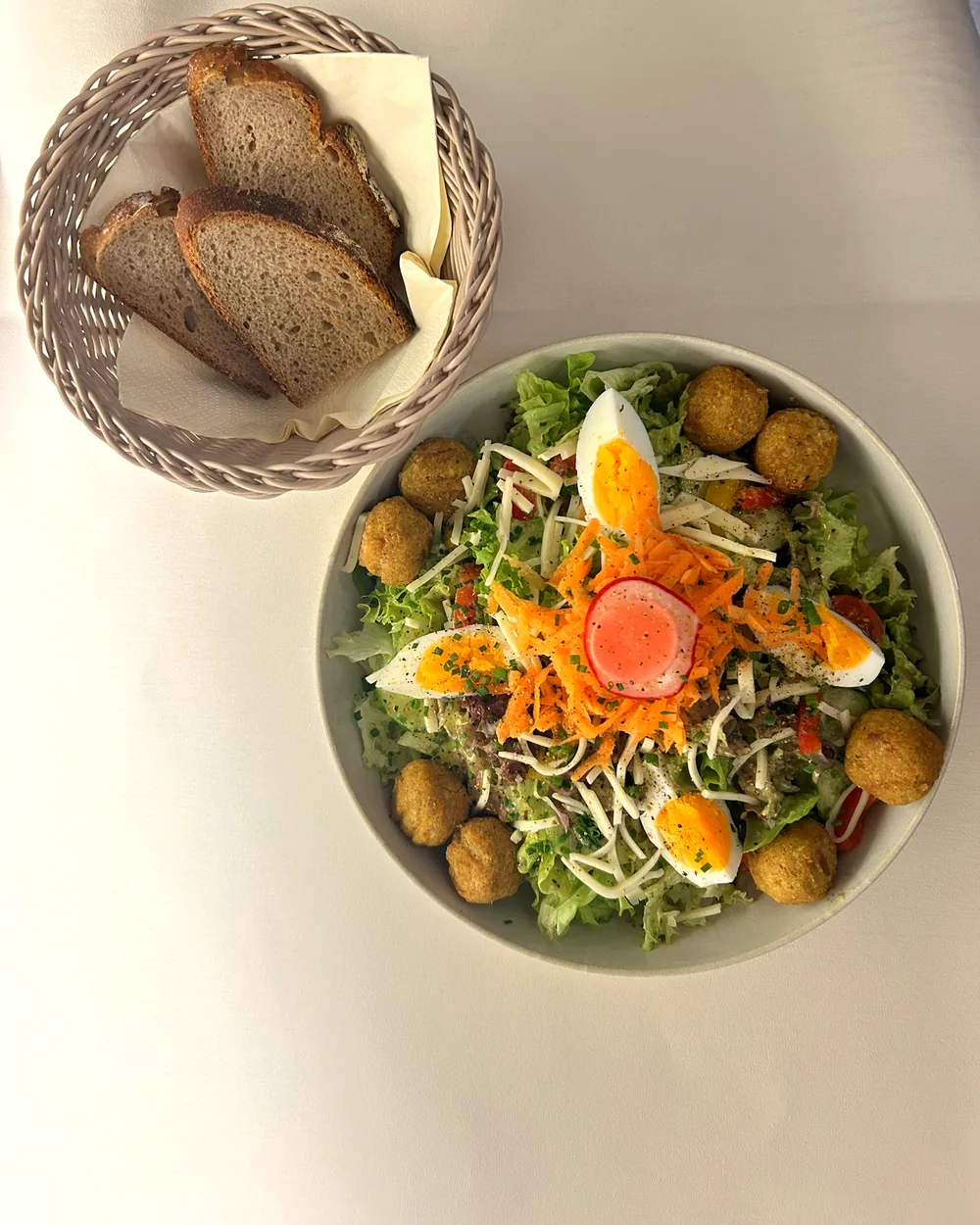 Bunter Salat mit Ei und Brotkorb in der Weinstube Kornpforte Koblenz