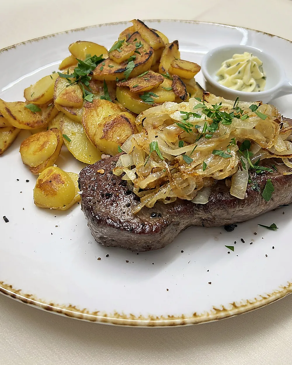 Steak mit Schmorzwiebeln und Bratkartoffeln aus der Weinstube Kornpforte Koblenz
